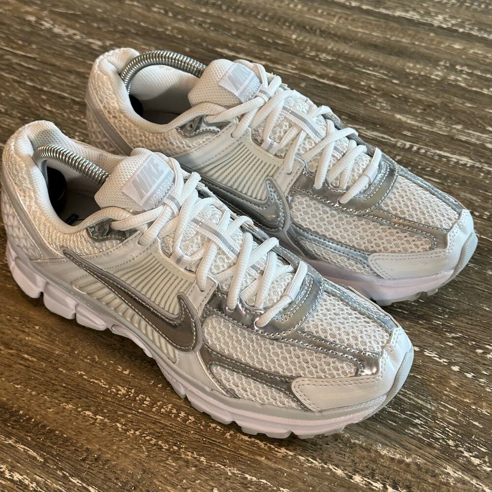 Nike Zoom Vomero 5 Sneakers Mesh Metallic Silver White Chrome Toe Womens Size 10 - Picture 5 of 15